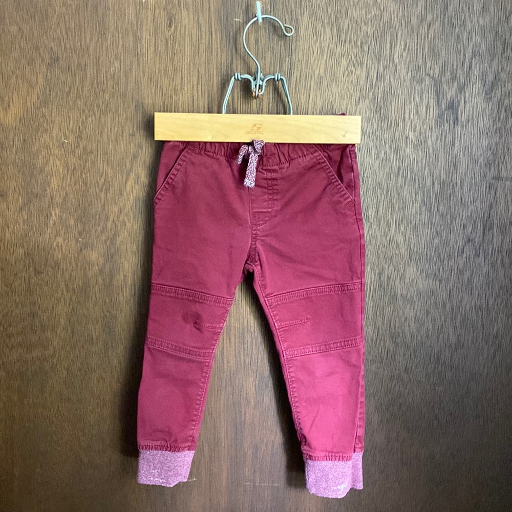 Burgundy joggers with elastic waist and ankle, + reinforced knees.